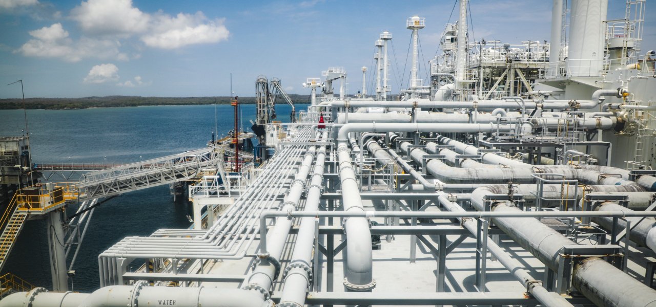 Planta de procesamiento y suministro de gas natural en Colombia, clave para la transición energética.