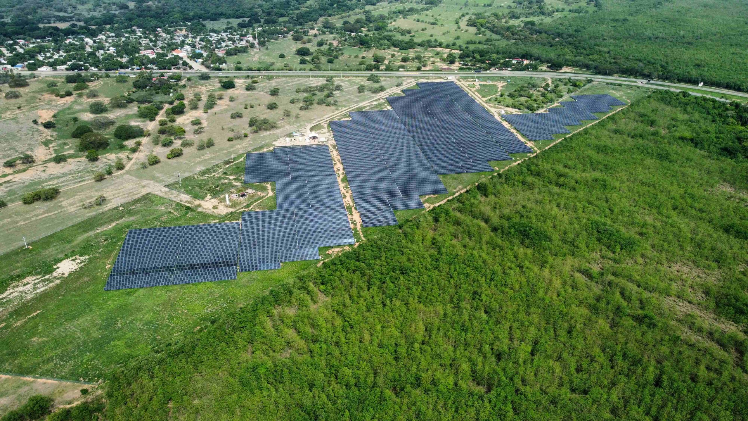 Vista del parque solar GreenYellow en Cesar, con 23.460 paneles y tecnología tracker en Valencia de Jesús, Colombia.