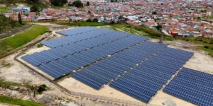 Paneles fotovoltaicos del parque solar Puerta de Oro en Cundinamarca, Colombia