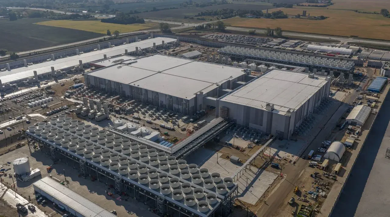 Vista aérea de las instalaciones industriales y sistemas de enfriamiento del nuevo centro de datos en Tenjo de Microsoft.
